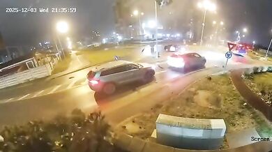 Řidič vyletěl s autem přes kruhový objezd v Oradeji: Z trosek ho museli vyprostit hasiči