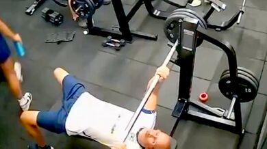 Muž zemřel po nehodě při cvičení v posilovně