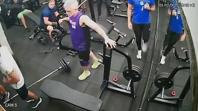 Muž zemřel po nehodě při cvičení v posilovně