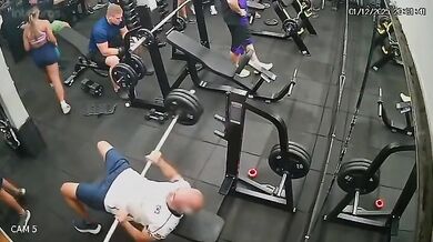 Muž zemřel po nehodě při cvičení v posilovně