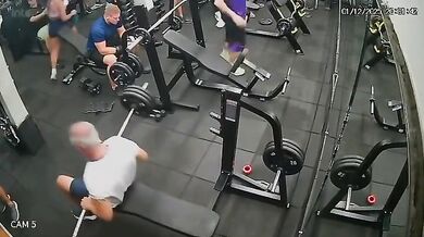 Muž zemřel po nehodě při cvičení v posilovně