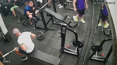 Muž zemřel po nehodě při cvičení v posilovně