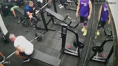 Muž zemřel po nehodě při cvičení v posilovně