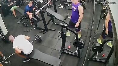 Muž zemřel po nehodě při cvičení v posilovně