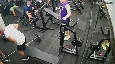 Muž zemřel po nehodě při cvičení v posilovně