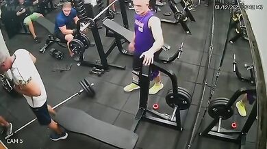 Muž zemřel po nehodě při cvičení v posilovně