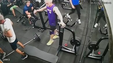 Muž zemřel po nehodě při cvičení v posilovně