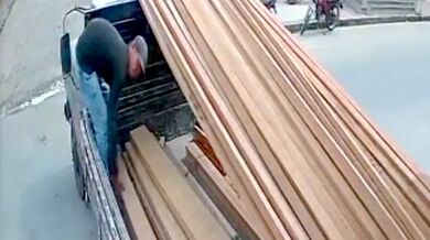 Dělník spadl z nákladního vozu při manipulaci se dřevem a skončil v nemocnici