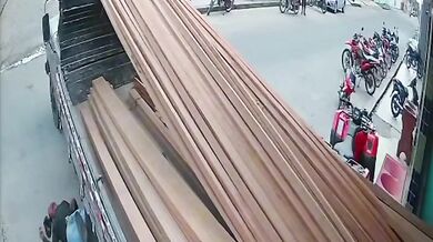 Dělník spadl z nákladního vozu při manipulaci se dřevem a skončil v nemocnici