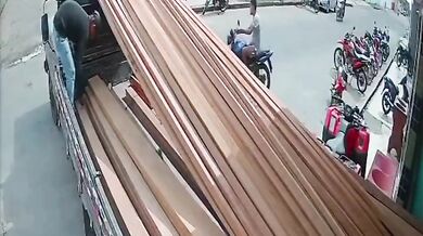 Dělník spadl z nákladního vozu při manipulaci se dřevem a skončil v nemocnici