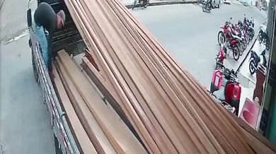 Dělník spadl z nákladního vozu při manipulaci se dřevem a skončil v nemocnici