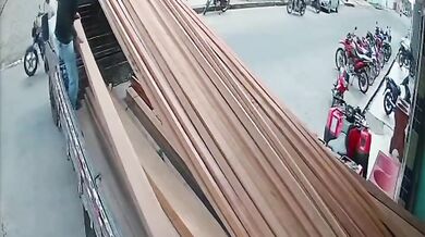 Dělník spadl z nákladního vozu při manipulaci se dřevem a skončil v nemocnici