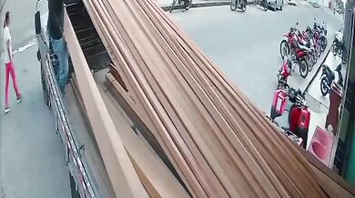 Dělník spadl z nákladního vozu při manipulaci se dřevem a skončil v nemocnici