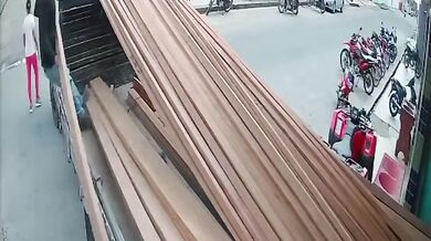 Dělník spadl z nákladního vozu při manipulaci se dřevem a skončil v nemocnici