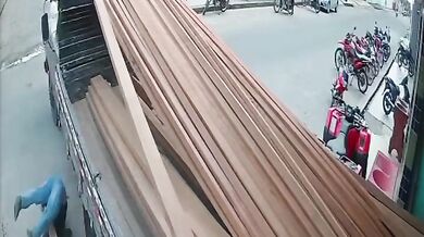 Dělník spadl z nákladního vozu při manipulaci se dřevem a skončil v nemocnici