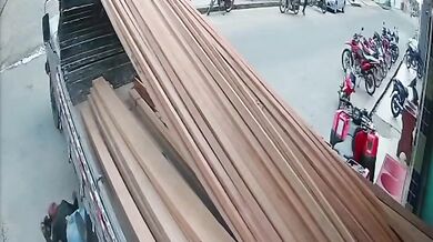 Dělník spadl z nákladního vozu při manipulaci se dřevem a skončil v nemocnici