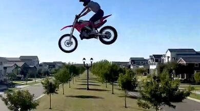 Skok přes silnici na motorce vyšlo téměř bez problémů...