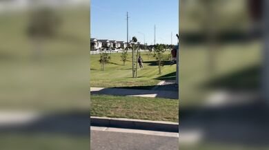 Skok přes silnici na motorce vyšlo téměř bez problémů...