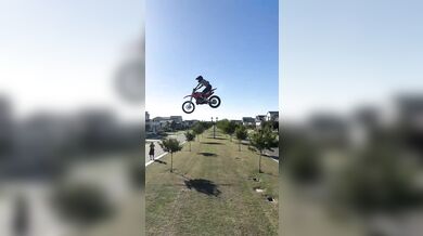 Skok přes silnici na motorce vyšlo téměř bez problémů...