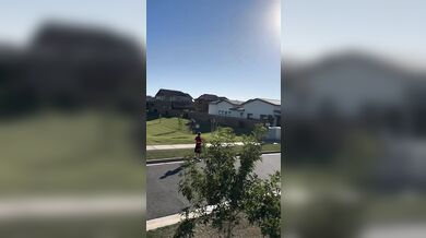 Skok přes silnici na motorce vyšlo téměř bez problémů...