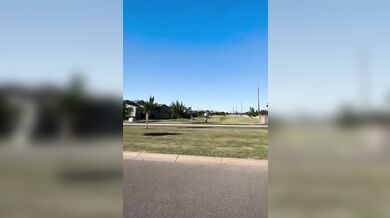 Skok přes silnici na motorce vyšlo téměř bez problémů...