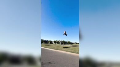 Skok přes silnici na motorce vyšlo téměř bez problémů...