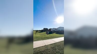 Skok přes silnici na motorce vyšlo téměř bez problémů...