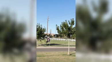 Skok přes silnici na motorce vyšlo téměř bez problémů...