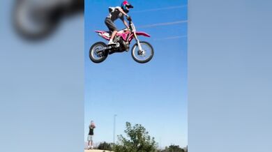 Skok přes silnici na motorce vyšlo téměř bez problémů...