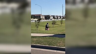 Skok přes silnici na motorce vyšlo téměř bez problémů...