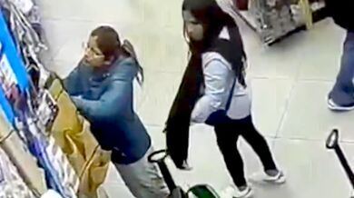 Žena zachycena při krádeži mobilního telefonu v obchodním centru