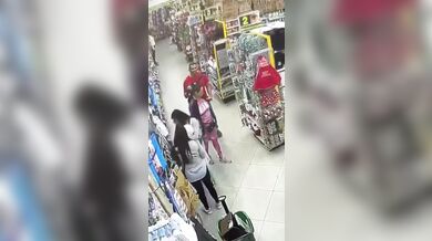 Žena zachycena při krádeži mobilního telefonu v obchodním centru