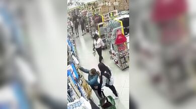 Žena zachycena při krádeži mobilního telefonu v obchodním centru