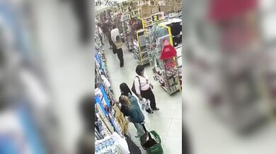 Žena zachycena při krádeži mobilního telefonu v obchodním centru