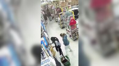 Žena zachycena při krádeži mobilního telefonu v obchodním centru