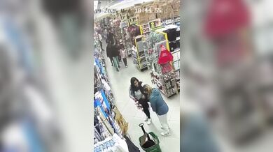 Žena zachycena při krádeži mobilního telefonu v obchodním centru