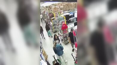 Žena zachycena při krádeži mobilního telefonu v obchodním centru