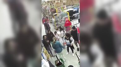 Žena zachycena při krádeži mobilního telefonu v obchodním centru