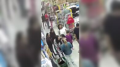 Žena zachycena při krádeži mobilního telefonu v obchodním centru