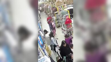 Žena zachycena při krádeži mobilního telefonu v obchodním centru