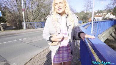 Public Agent - Britská blondýnka s modrýma očima a křivkami ošuká mého kamaráda