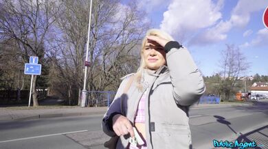 Public Agent - Britská blondýnka s modrýma očima a křivkami ošuká mého kamaráda