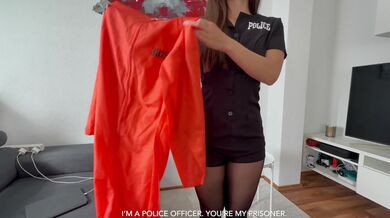 Nevlastní sestra se předvádí v sexy policejním bodyčku