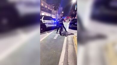 Motorkář zpanikařil při příjezdu policejní hlídky