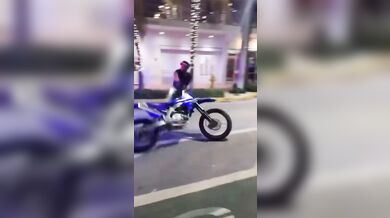 Motorkář zpanikařil při příjezdu policejní hlídky