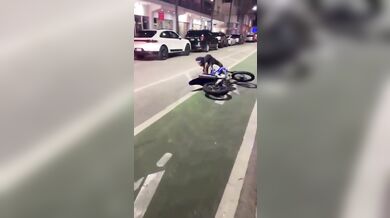 Motorkář zpanikařil při příjezdu policejní hlídky