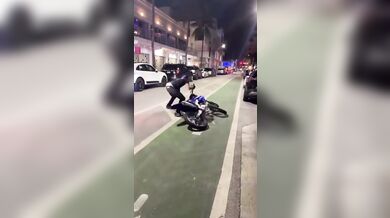 Motorkář zpanikařil při příjezdu policejní hlídky