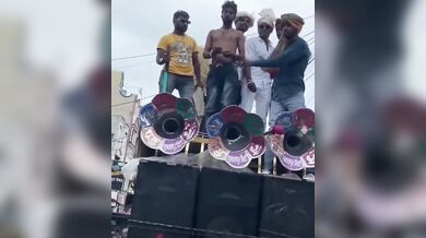 Ind a jeho povedené představení s ohněm