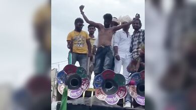 Ind a jeho povedené představení s ohněm