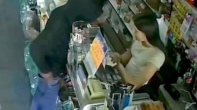 Žena se postavila ozbrojenému zloději a ubránila svůj obchod